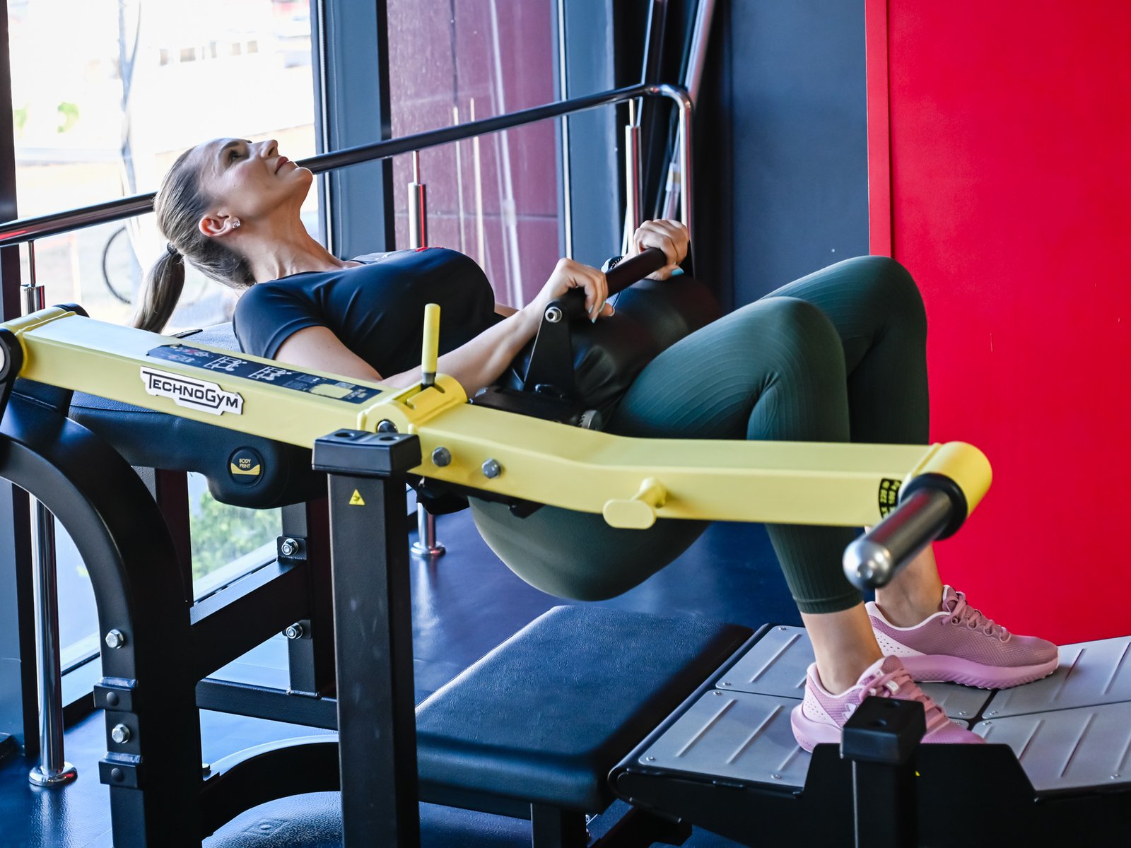 andreea popa hip thrust machine (1)